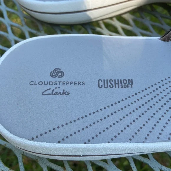 SOLD Clarks NEW cloud stepper‘s soft cushion flip-flops pewter new in box - Picture 6 of 9